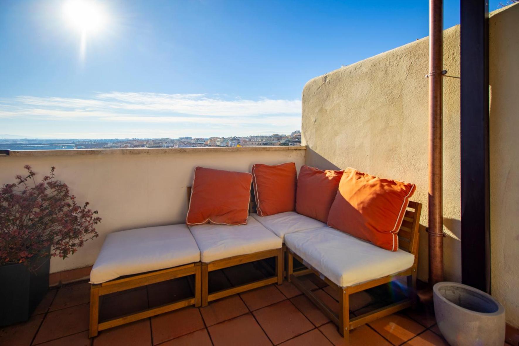 Attico E Terrazza Con Vista Di Andrea Rom